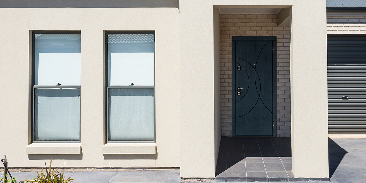 Дверь «Саунд» в экстерьере