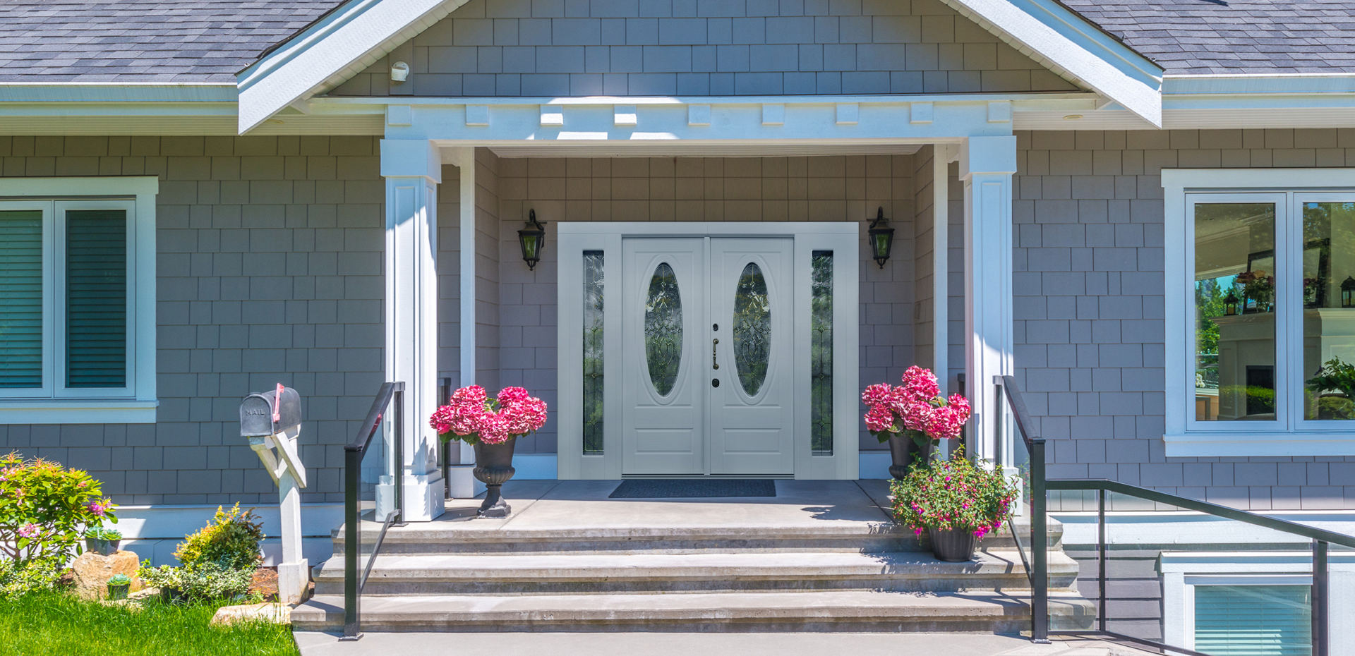 Белая дверь с витражом для широкого проема