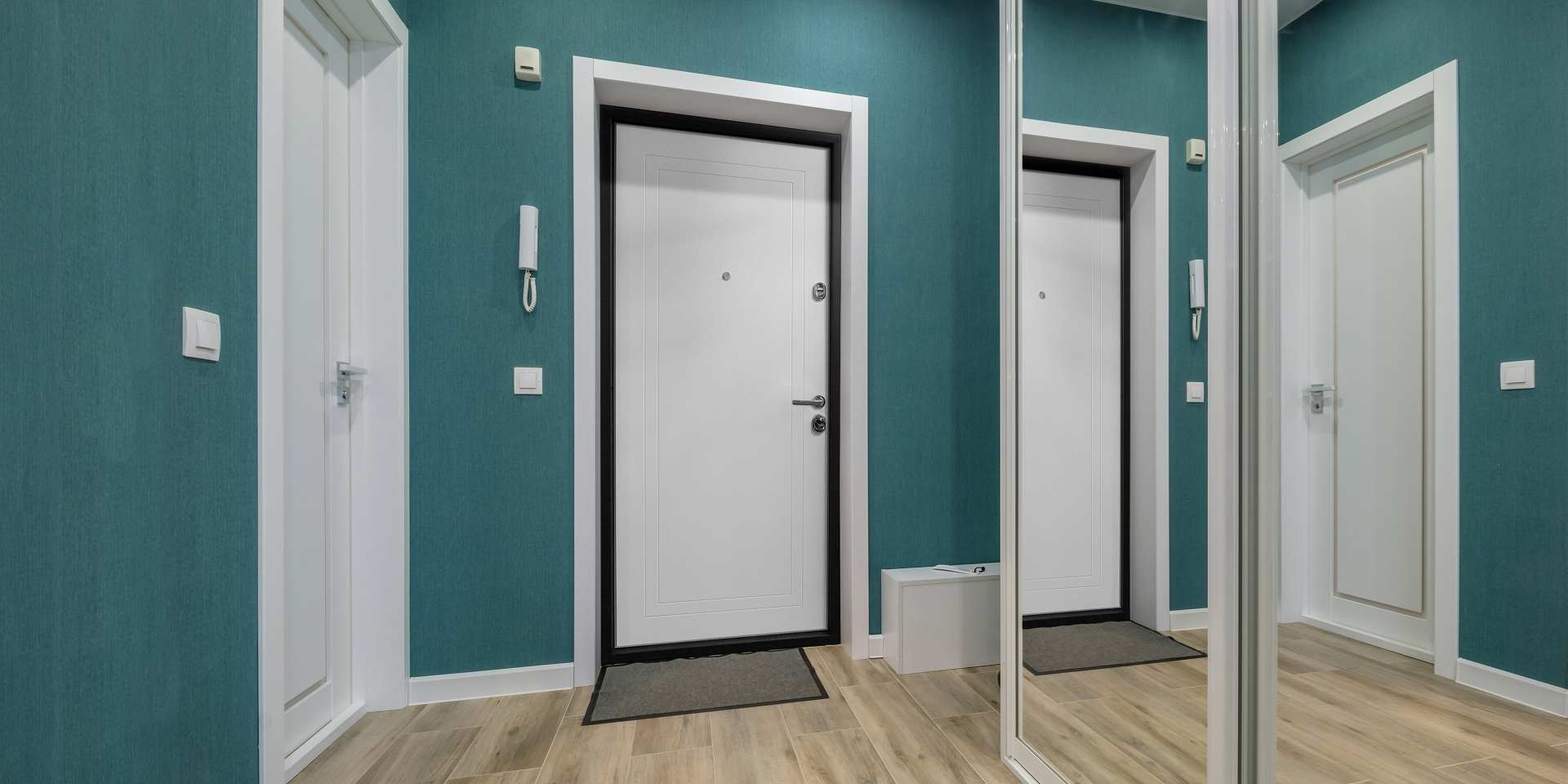 Белая входная дверь в квартиру