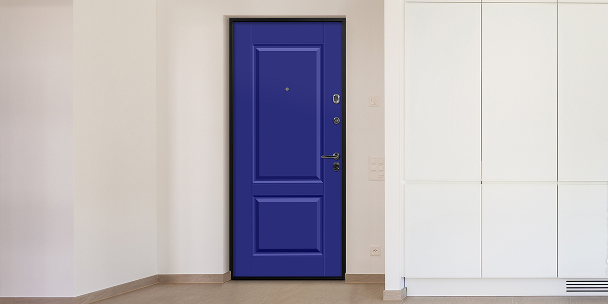 Дверь «Николь» в оттенке RAL 5002 в интерьере