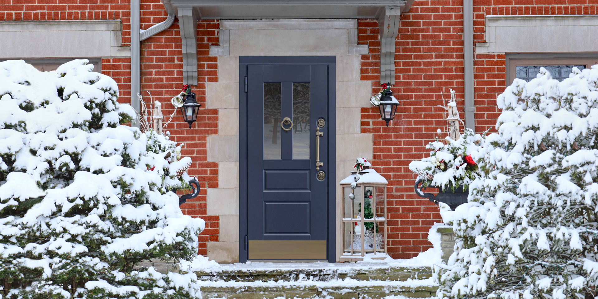 Синяя входная дверь в дом