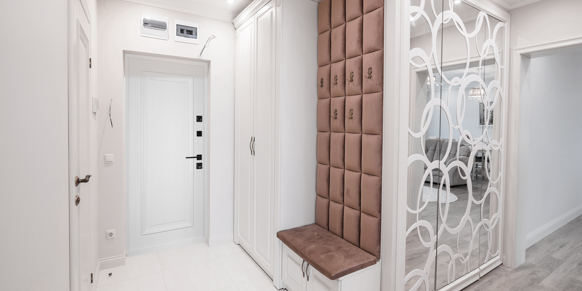 Яркая входная дверь с отделкой Oak Panel