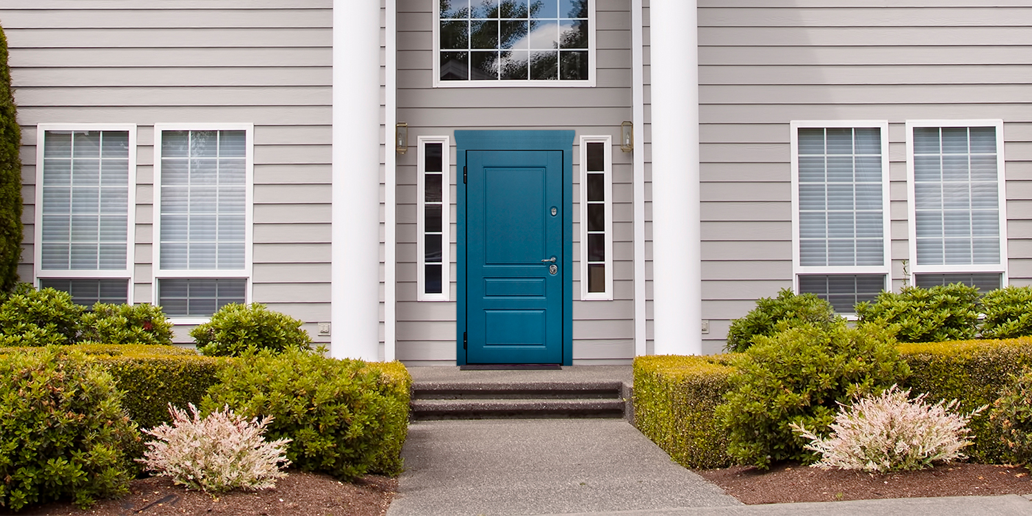 Яркая дверь в классическом стиле