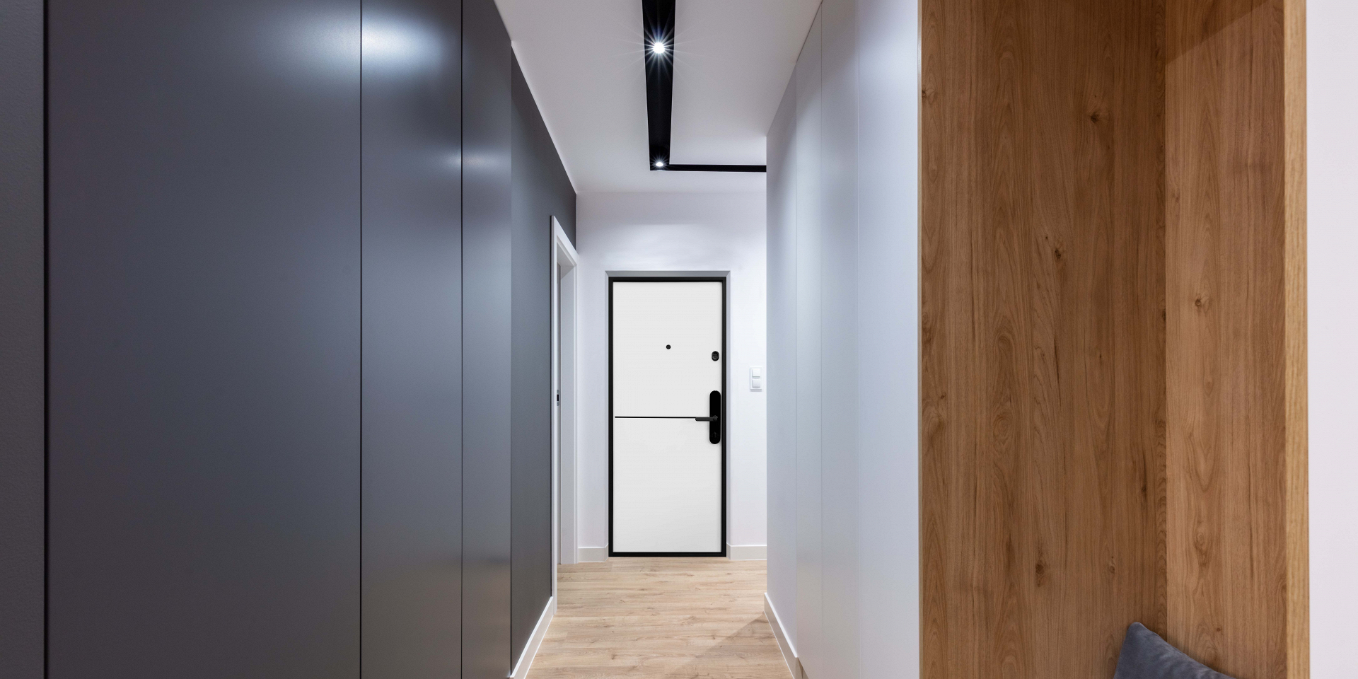 Белая входная дверь в квартиру