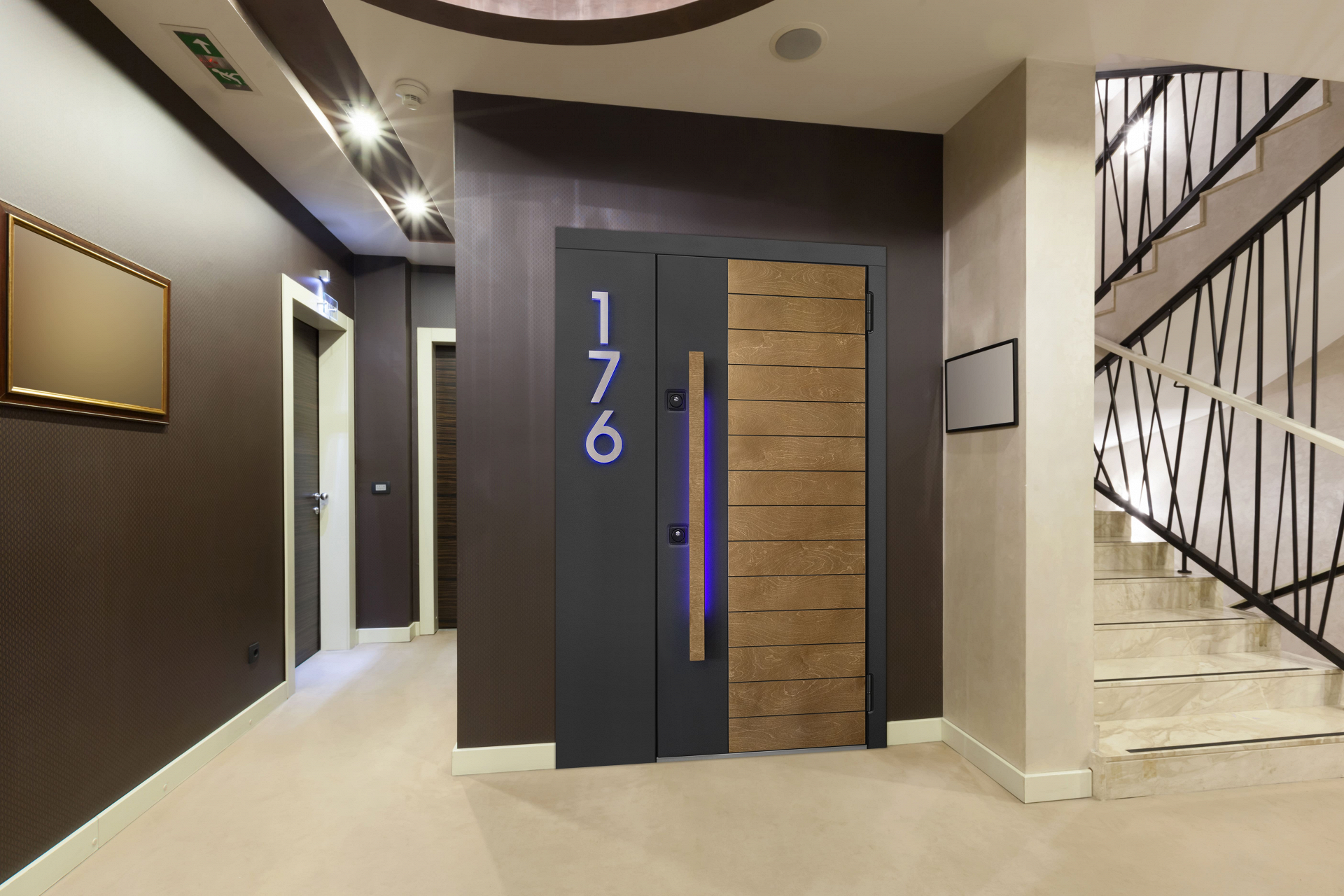 Входная дверь с фальш-панелью выполнена в современном стиле с декоративной подсветкой и номером.