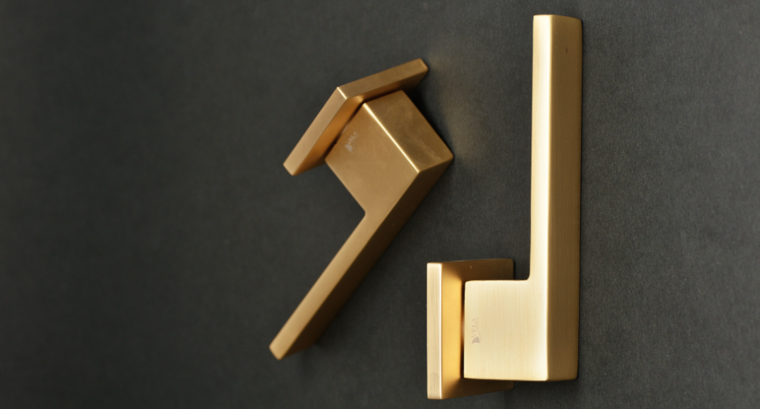 Фурнитура для межкомнатных дверей — стильные ручки в золотом цвете с лаконичным дизайном.