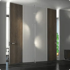 Межкомнатная дверь дизайнерская с деревянной текстурой и ручкой в современном интерьере.