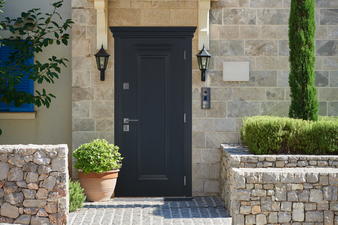 Входные двери с багетами подчёркивают элегантность каменного фасада, гармонируя с фонарями.