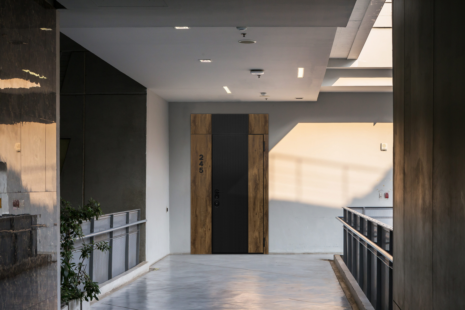 Входная металлическая дверь с фальш-панелью в темных тонах выделяется вертикальной нумерацией.
