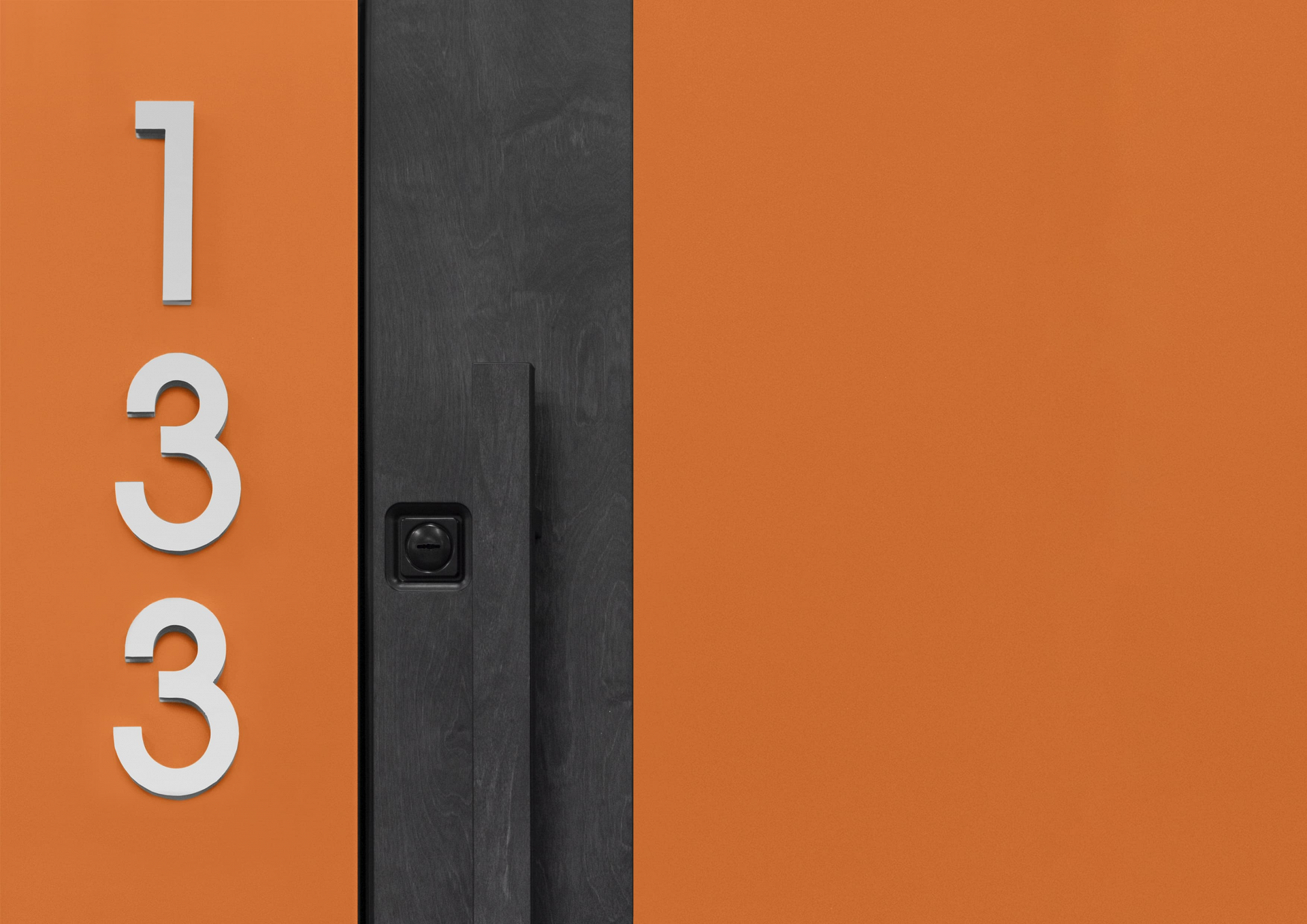 Цифры на дверь выполнены в чёрном цвете выделяются на фоне яркой отделки.