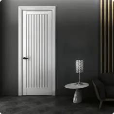 Царговая межкомнатная дверь белого цвета с вертикальными линиями в современном интерьере.