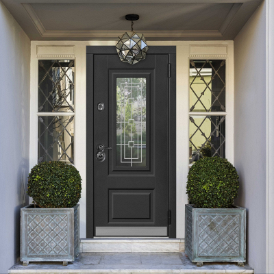 Входная дверь в СПб с прямоугольной стеклянной панелью, украшенной геометрическим узором из квадратов и линий.