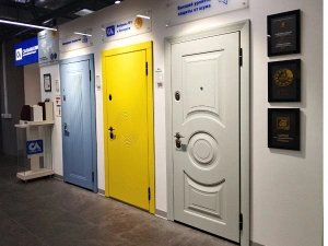 Интерьер салона входных дверей в Екатеринбурге, расположенного по ул. Цвиллинга, д. 1 (6 этаж).