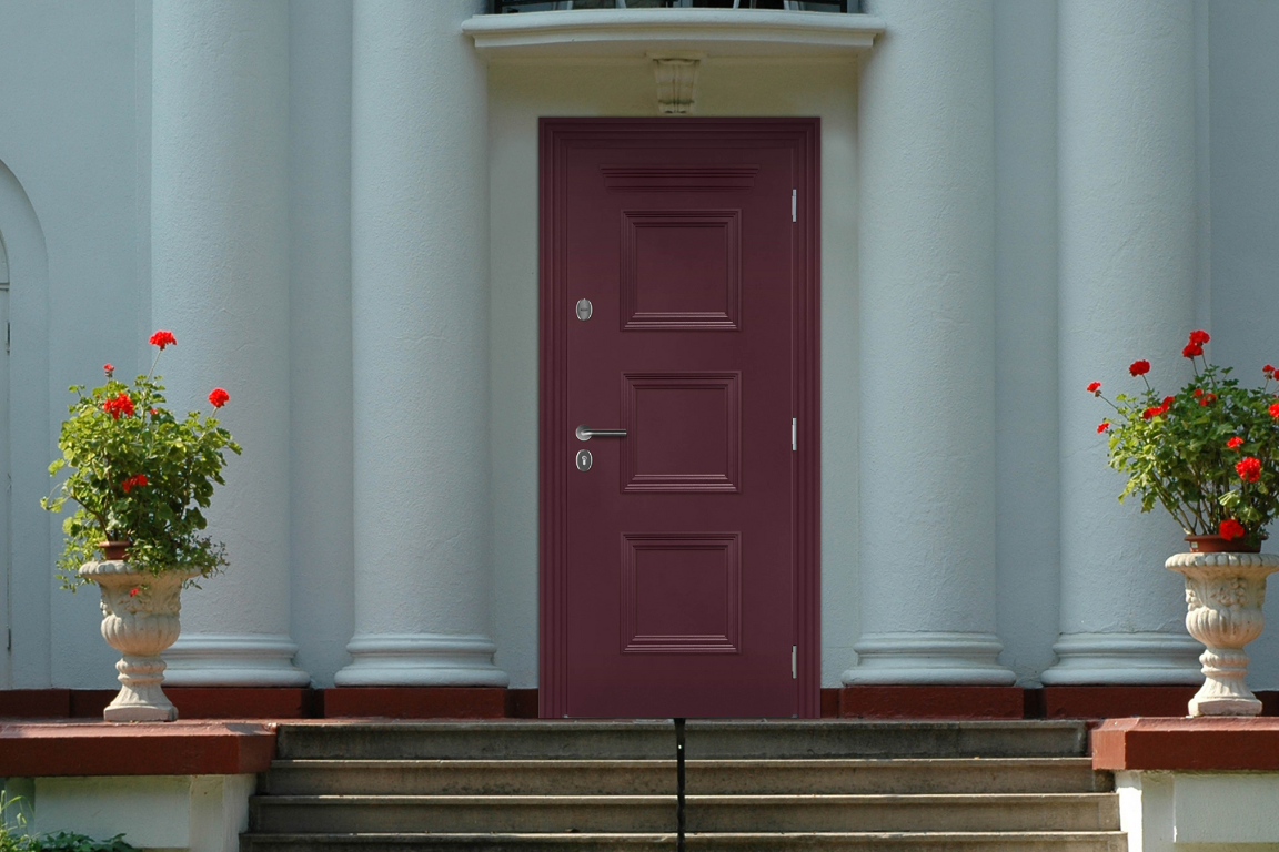 Входные двери с багетами подчёркивают торжественность фасада, обрамлённого цветочными композициями.