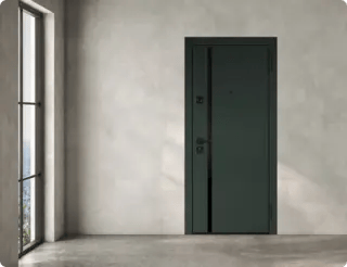 Входная дверь в квартиру тёмного цвета с вертикальной вставкой и черной фурнитурой.