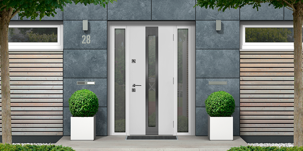 Входная дверь с терморазрывом в белом цвете с вертикальными стеклянными вставками.