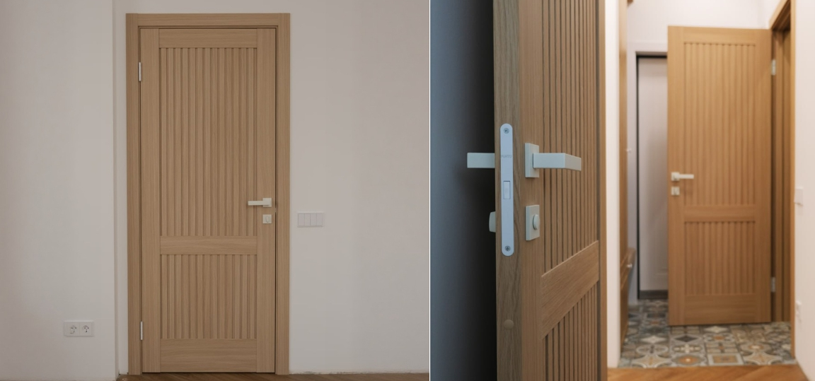 Межкомнатные двери в дом и квартиру из светлого дерева с вертикальной фрезеровкой и белой ручкой.