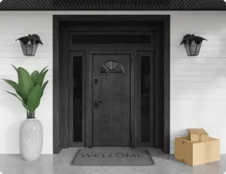 Входная дверь с терморазрывом и стеклянной вставкой сохраняет тепло и визуально расширяет вход.