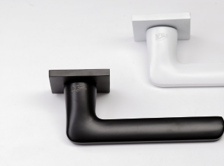 Ручки для межкомнатных дверей — стильный дизайн в белом и чёрном исполнении.