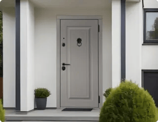 Входная дверь в частный дом серого цвета со стучалом оформленная в современном стиле.