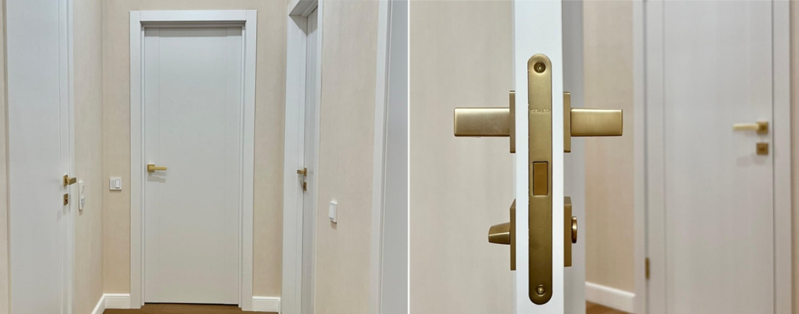 Межкомнатные двери в дом и квартиру в белом цвете с золотыми ручками и классическим оформлением.