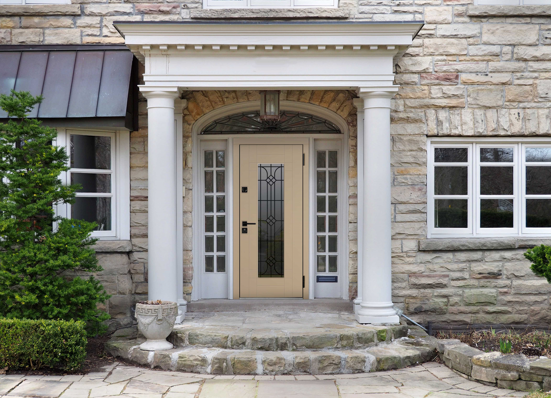 Бежевая входная дверь в дом