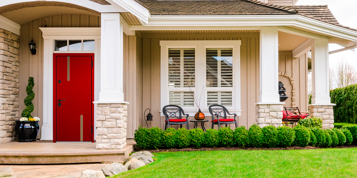Красная входная дверь в дом