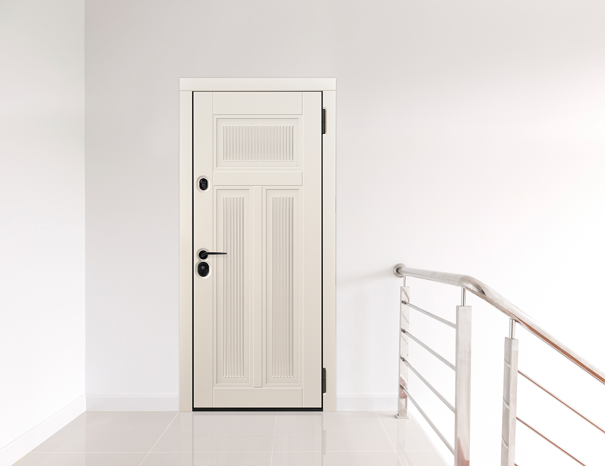 Светлая входная дверь в квартиру