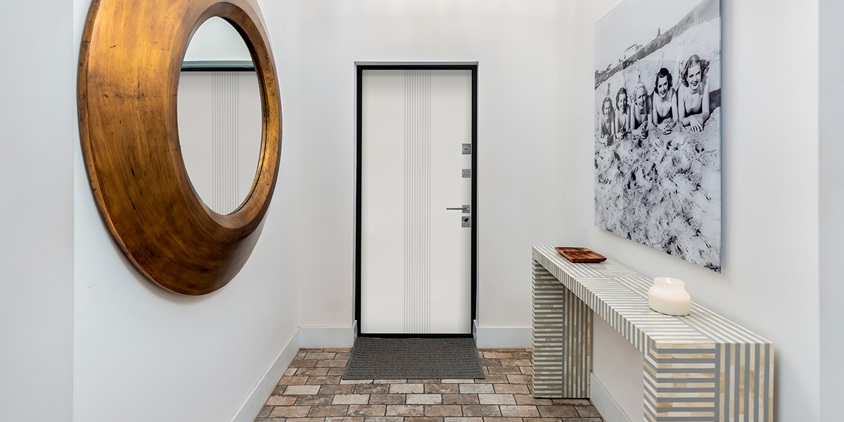 Белая входная дверь в квартиру