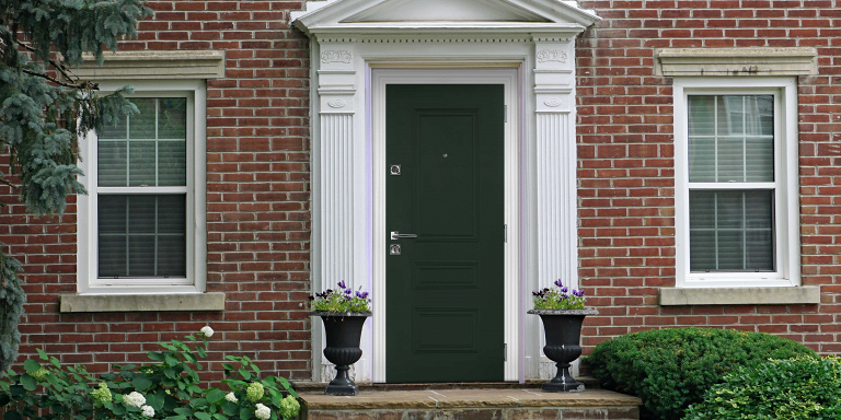 Зеленая входная дверь в дом