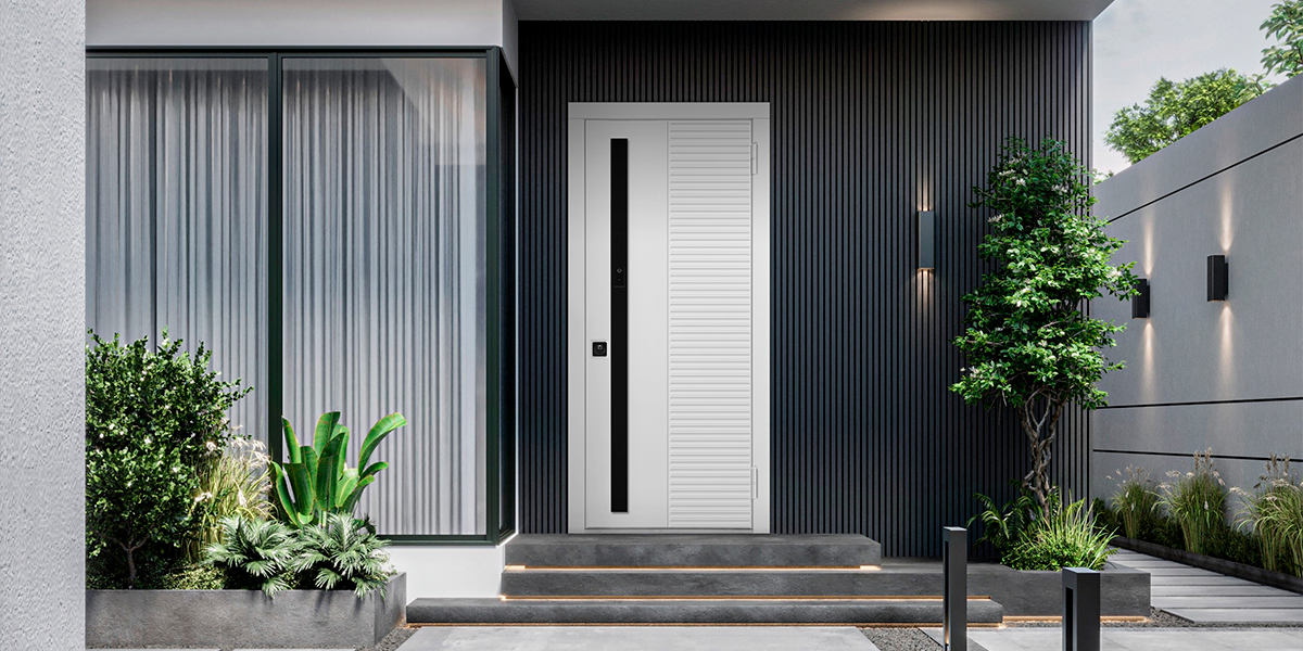 Белая входная дверь в дом