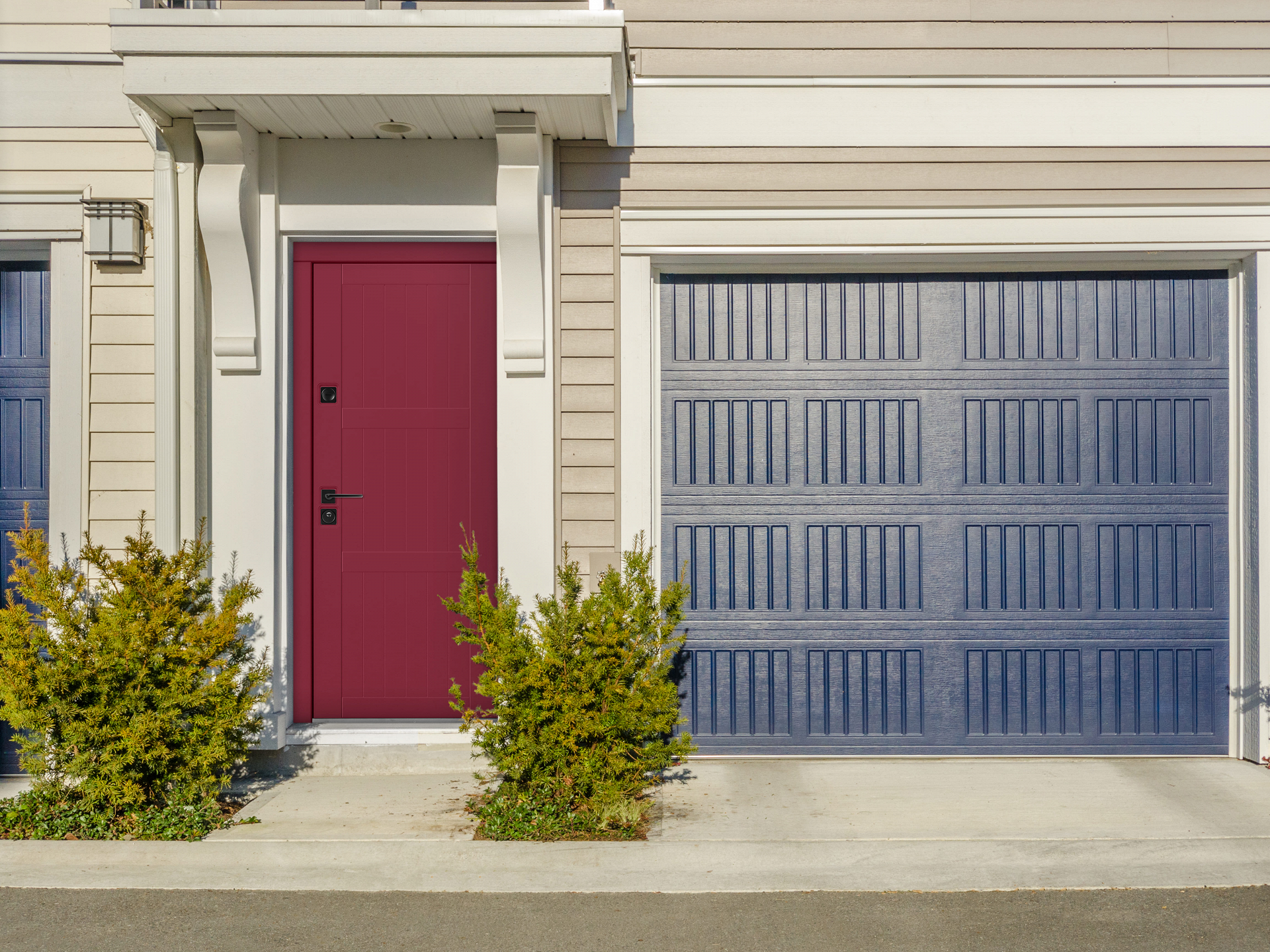 Яркая входная дверь в дом