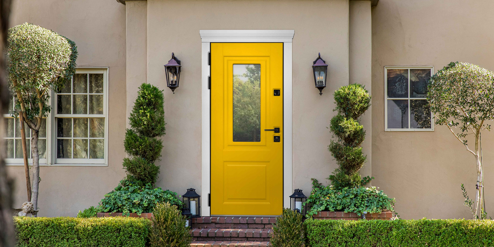 Желтая входная дверь с окном