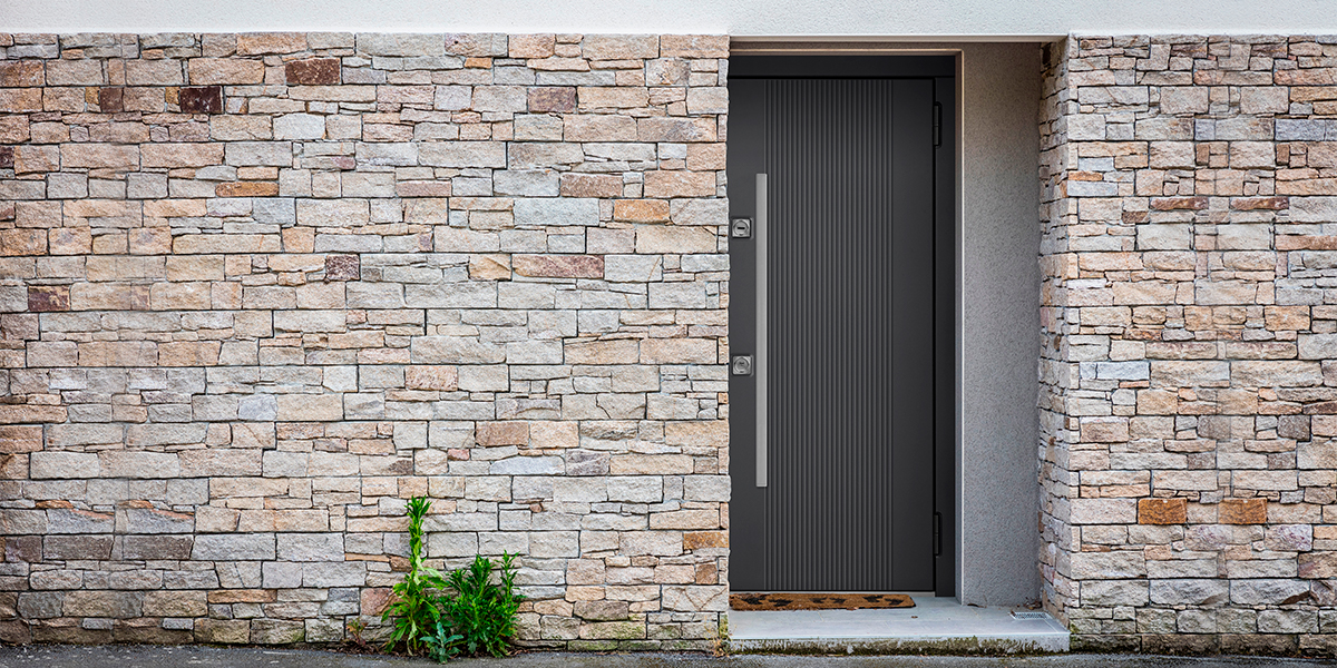 Серая входная дверь в дом