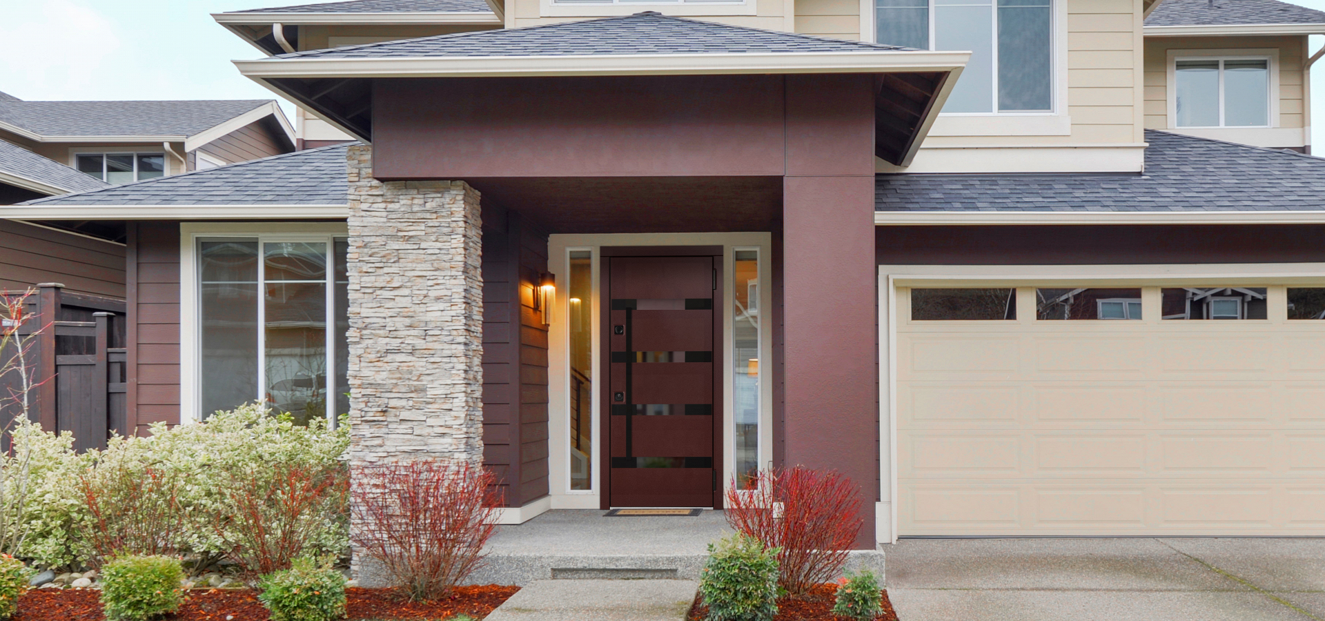 Входная дверь с окном в дом