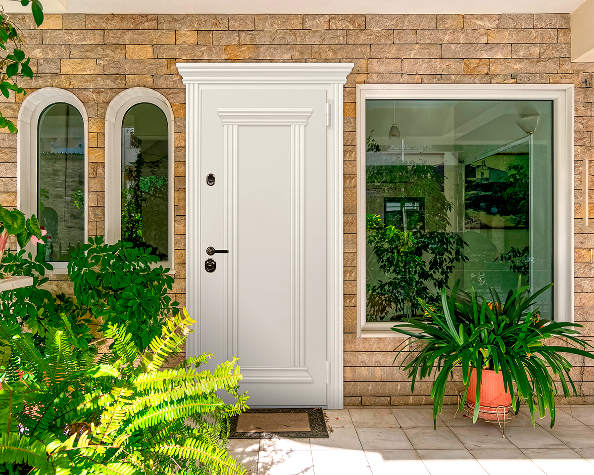 Светлая входная дверь в дом