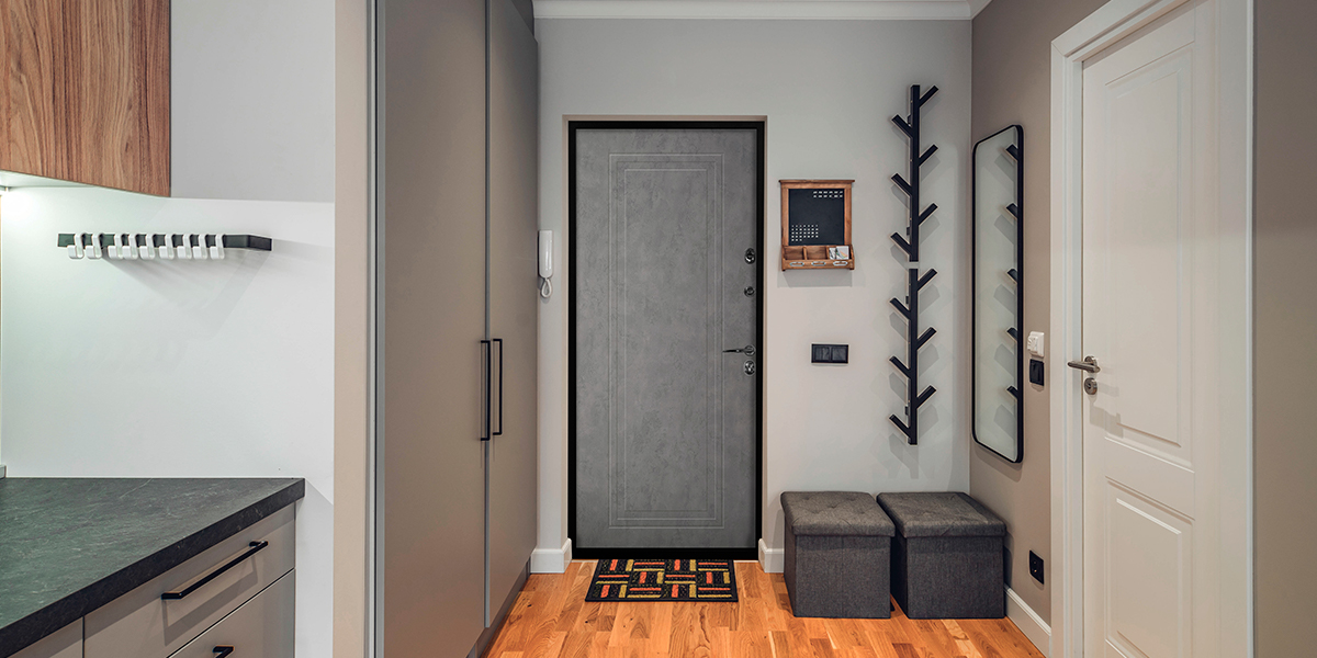 Серая входная дверь в квартиру