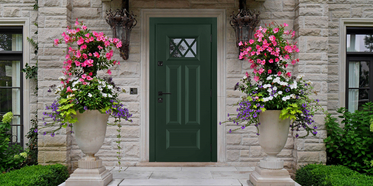 Зеленая входная дверь с окном