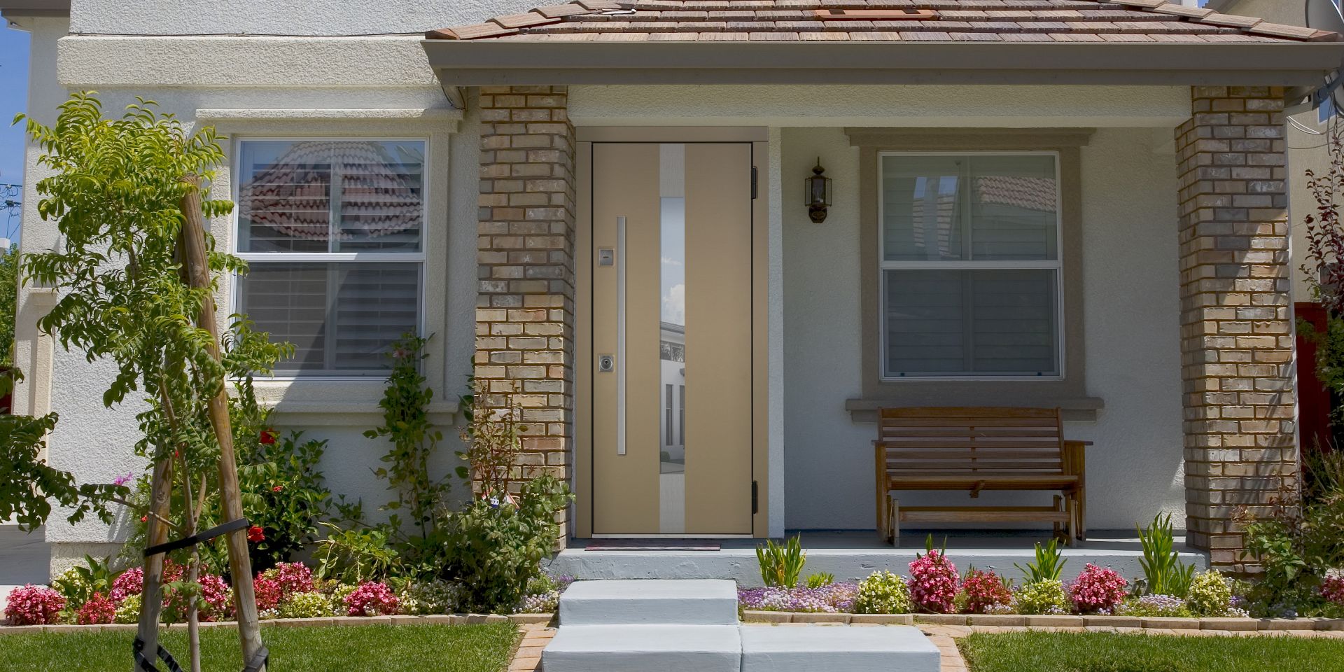 Светлая входная дверь с окном