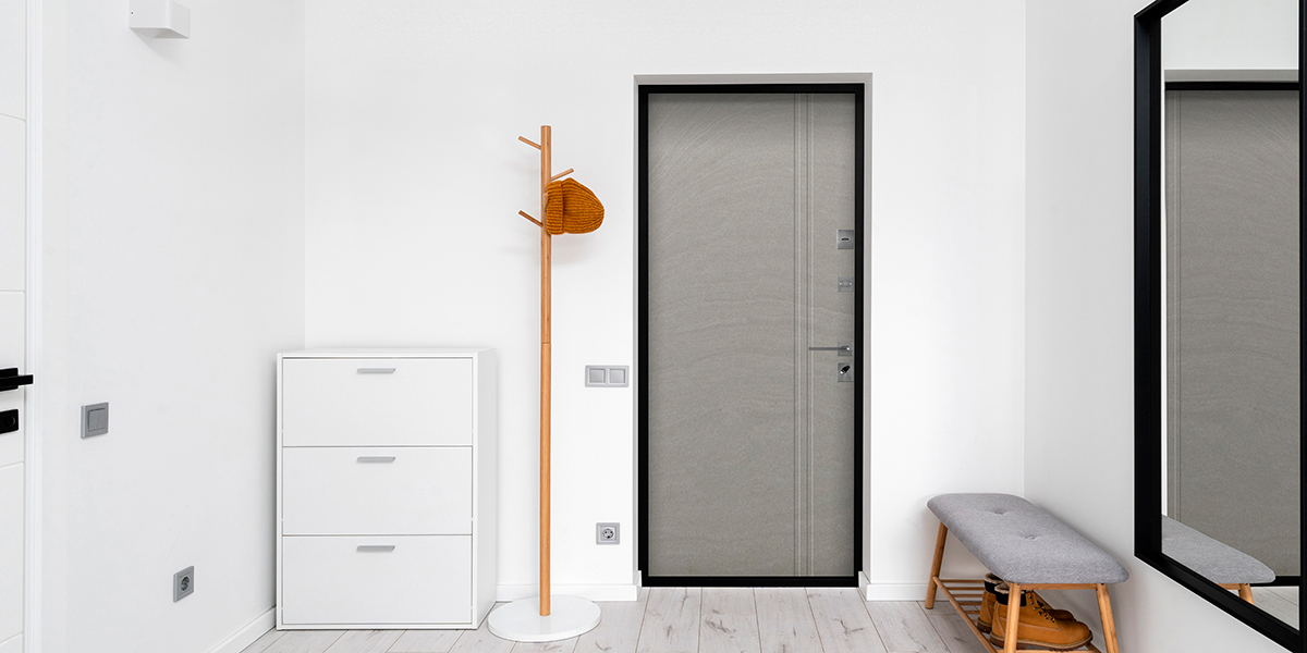Серая входная дверь в квартиру