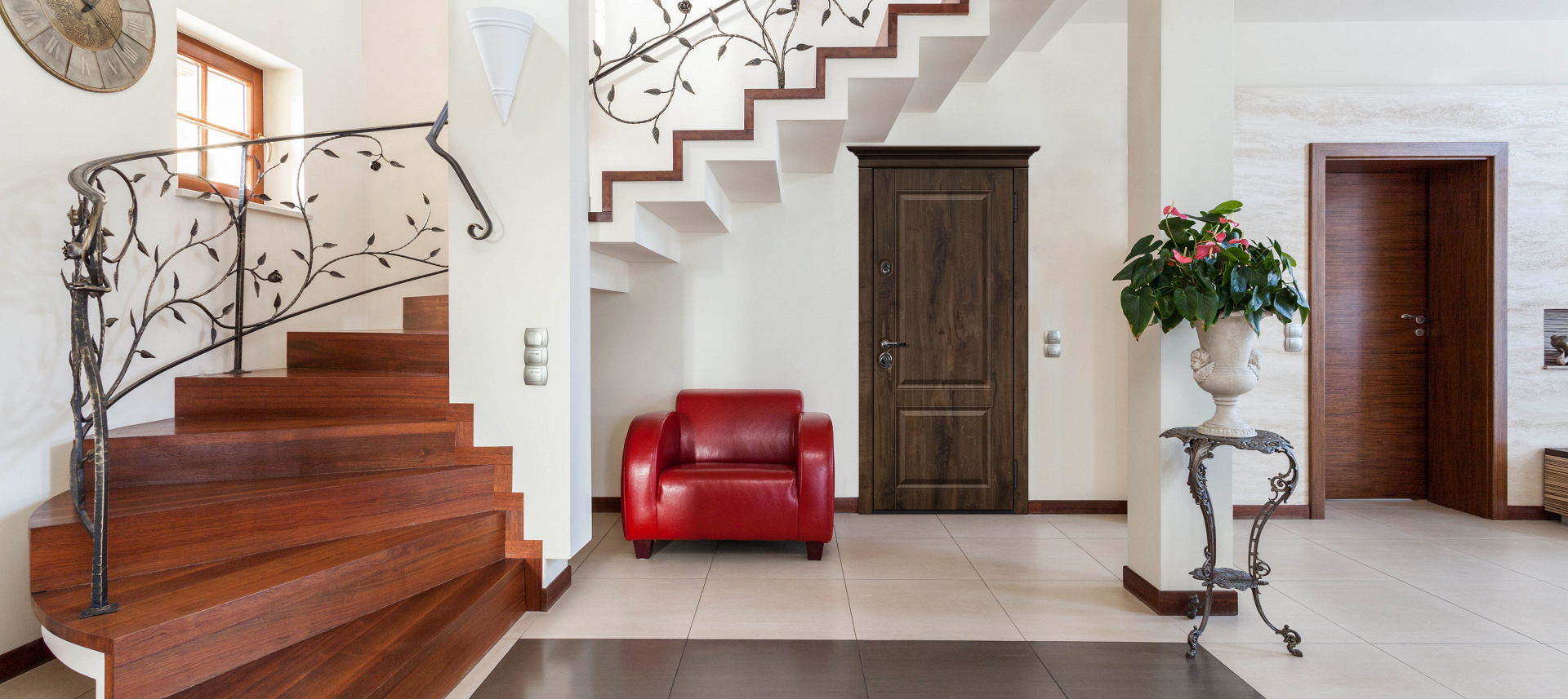 Входная дверь с отделкой под дерево в квартиру