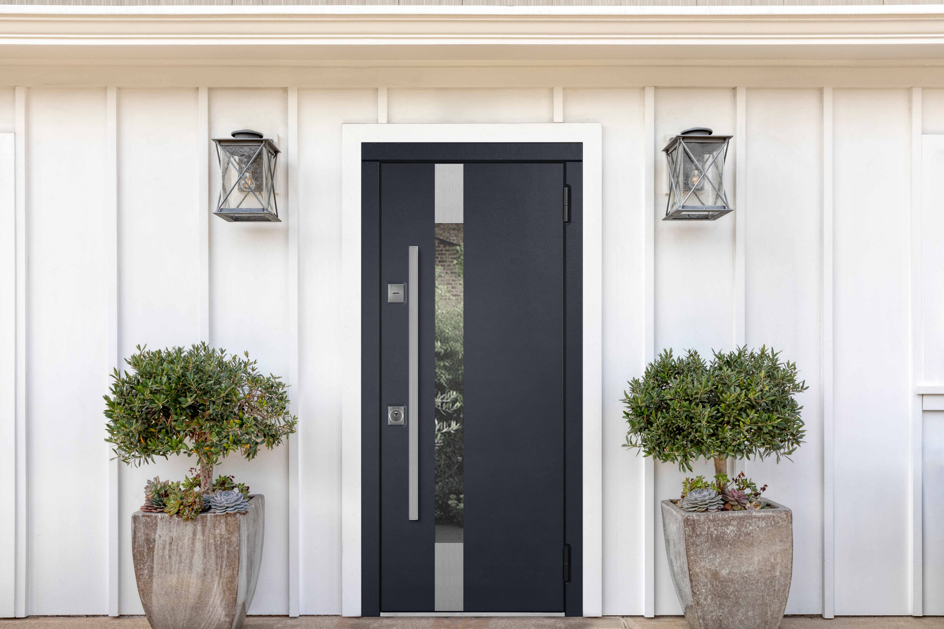 Темная входная дверь в дом