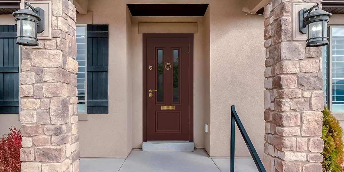 Входная дверь с ручкой-стучалом