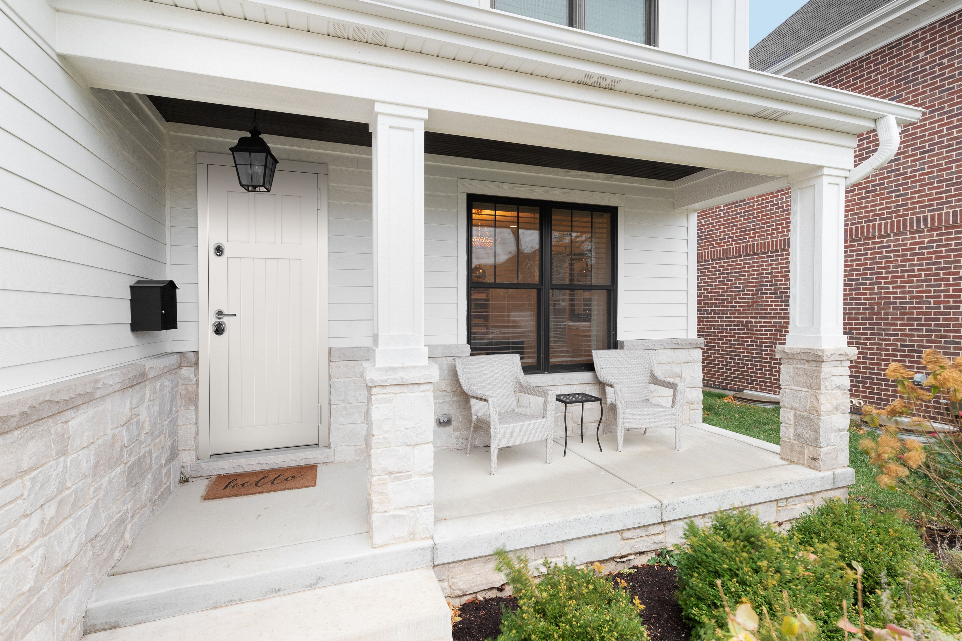 Белая входная дверь в дом