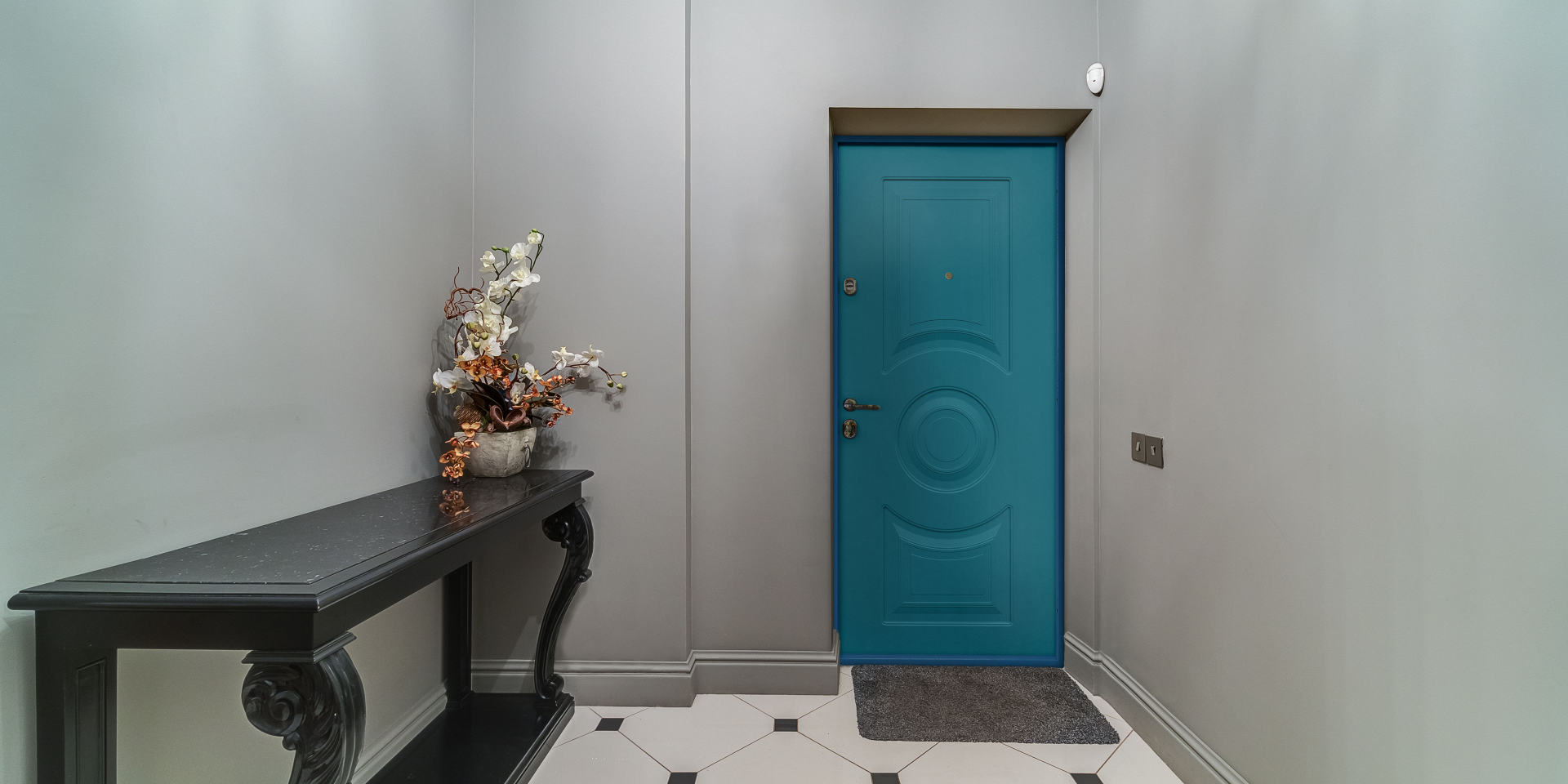 Голубая дверь в квартиру