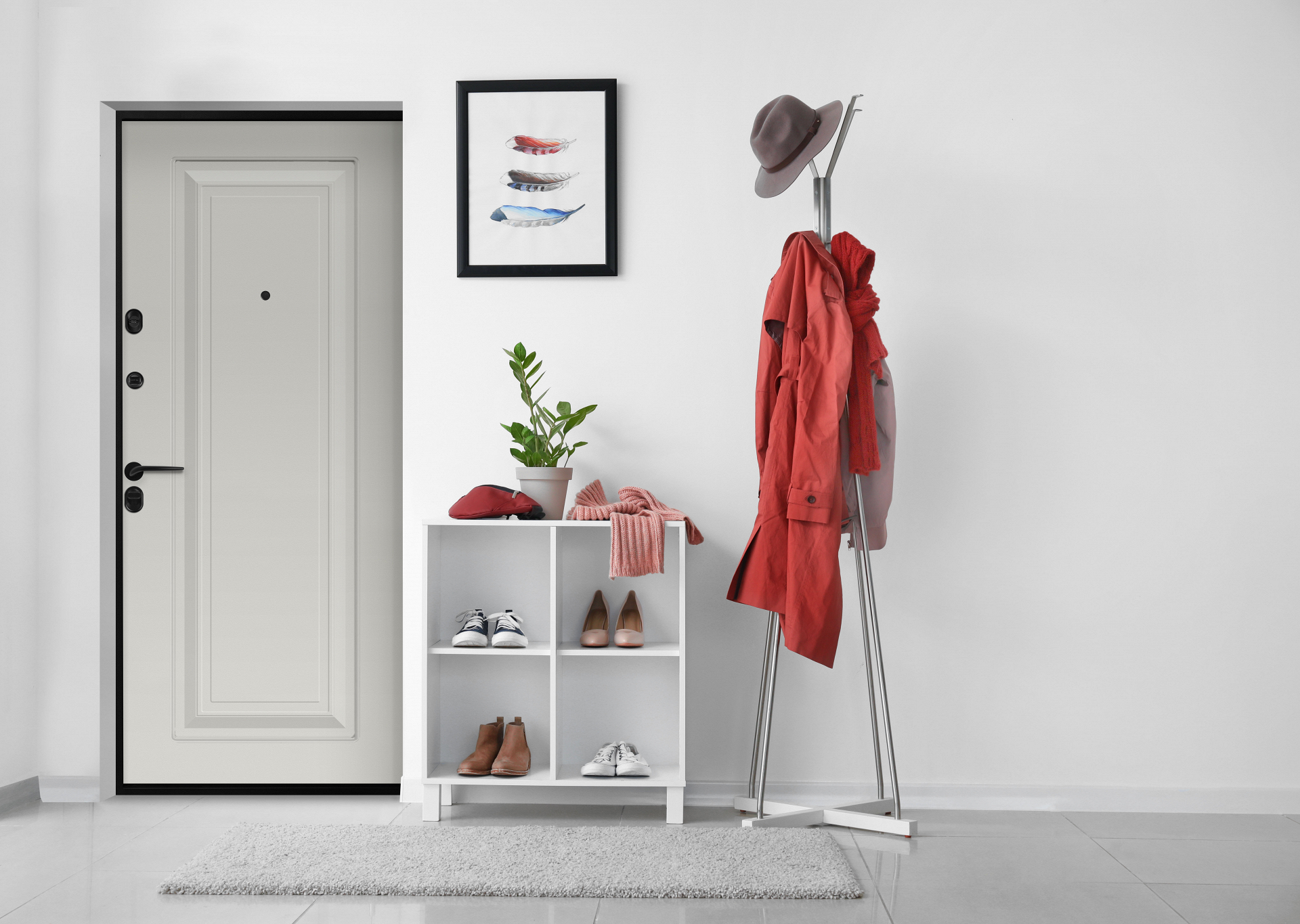 Белая входная дверь в квартиру