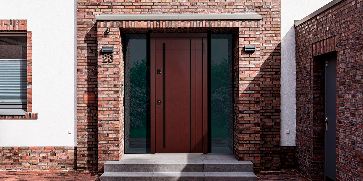 Входная дверь цвета марсала