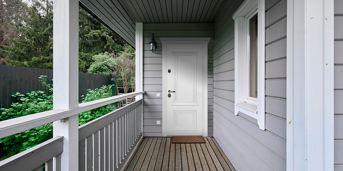 Белая входная дверь с порталом