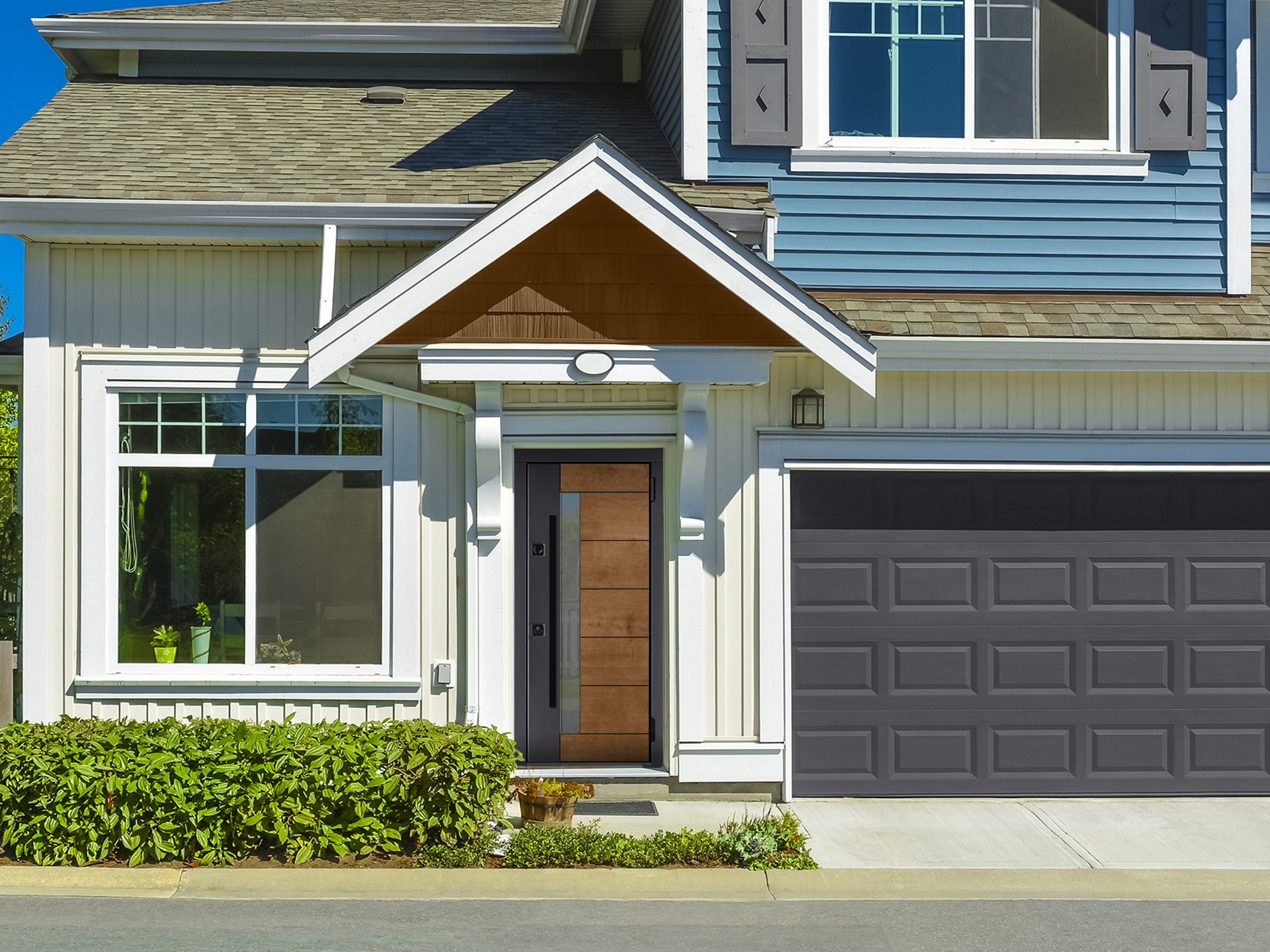 Входная дверь в дом с отделкой из дерева