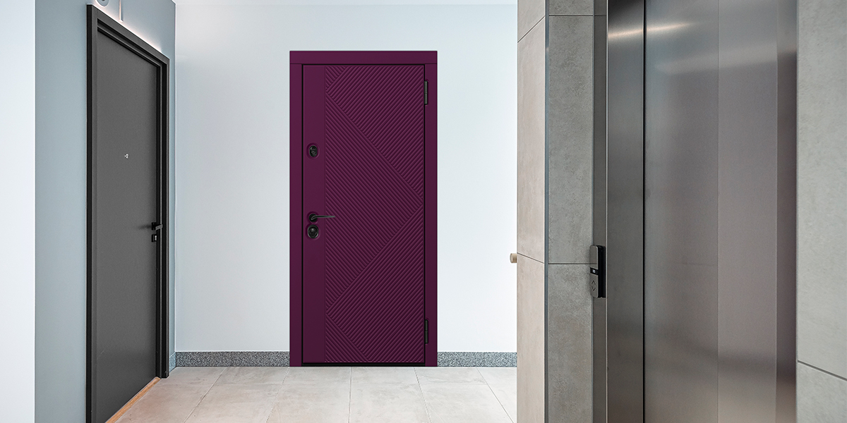 Яркая входная дверь в квартиру